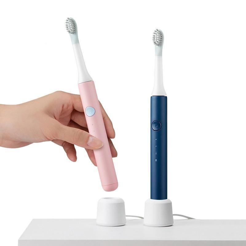 Brosse à dents sonique électrique puissante Modes optionnels Nettoyage Brosses à dents de voyage avec têtes de brosse pour adultes Couleur aléatoire Brosse à dents parfaite