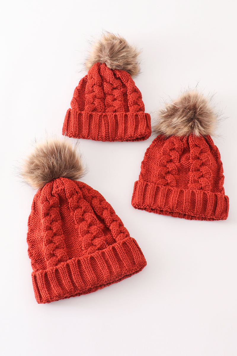 Bonnet en tricot torsadé couleur caramel à pompon