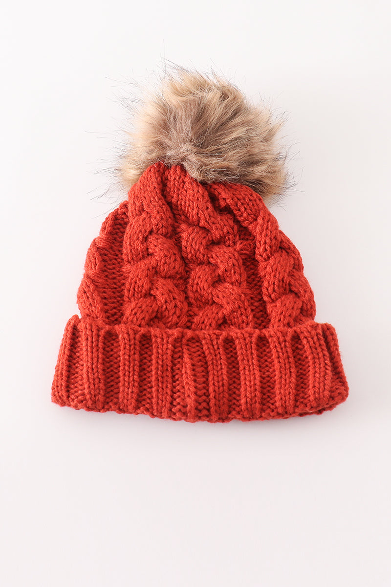 Bonnet en tricot torsadé couleur caramel à pompon