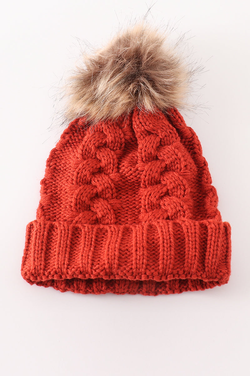 Bonnet en tricot torsadé couleur caramel à pompon