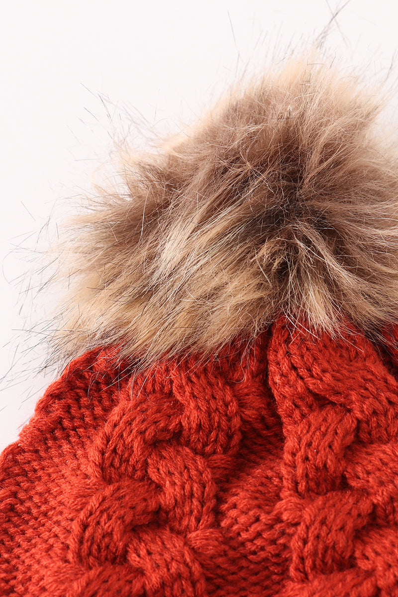 Bonnet en tricot torsadé couleur caramel à pompon