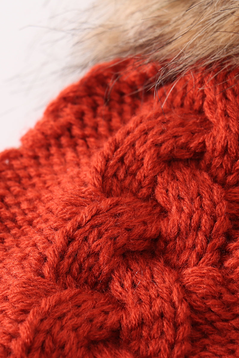 Bonnet en tricot torsadé couleur caramel à pompon
