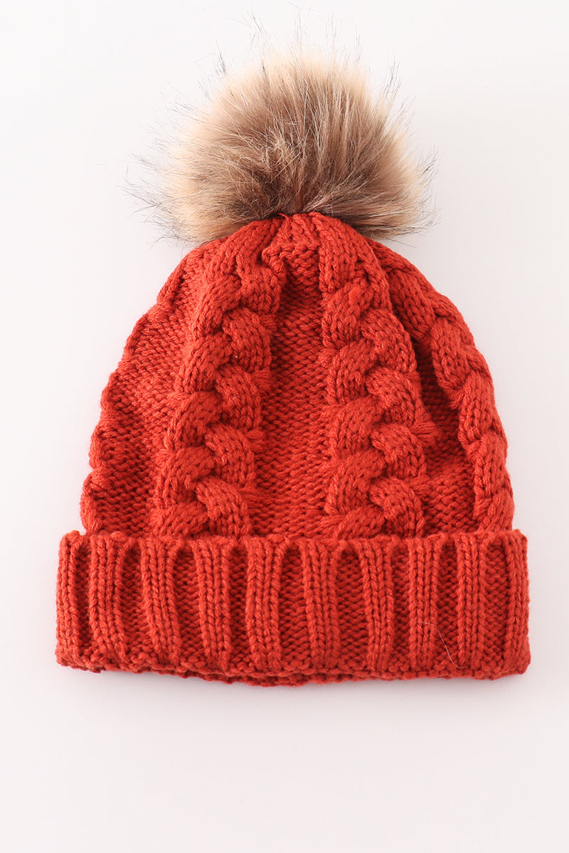 Bonnet en tricot torsadé couleur caramel à pompon