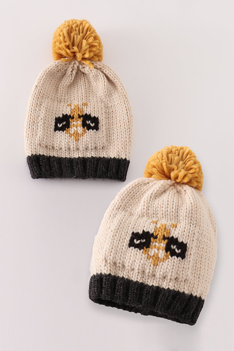 Bonnet torsadé beige avec pompon abeille