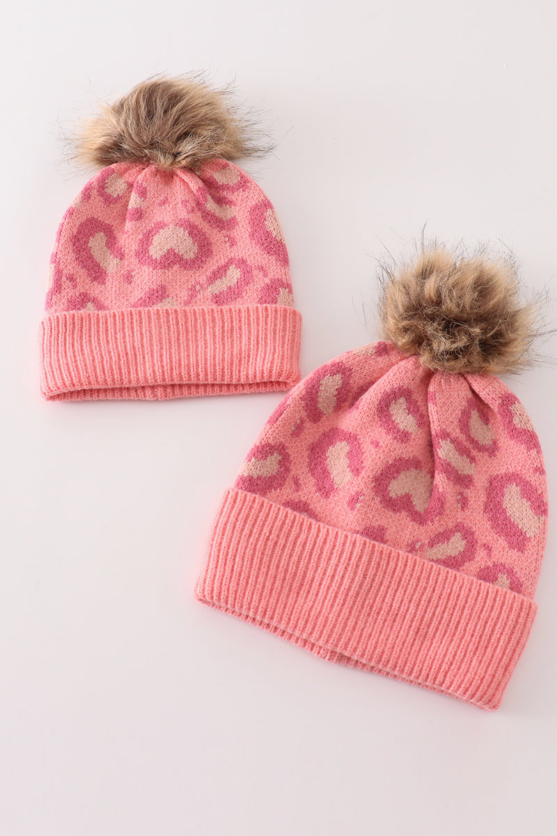 Bonnet à pompon rose, motif léopard, en maille torsadée