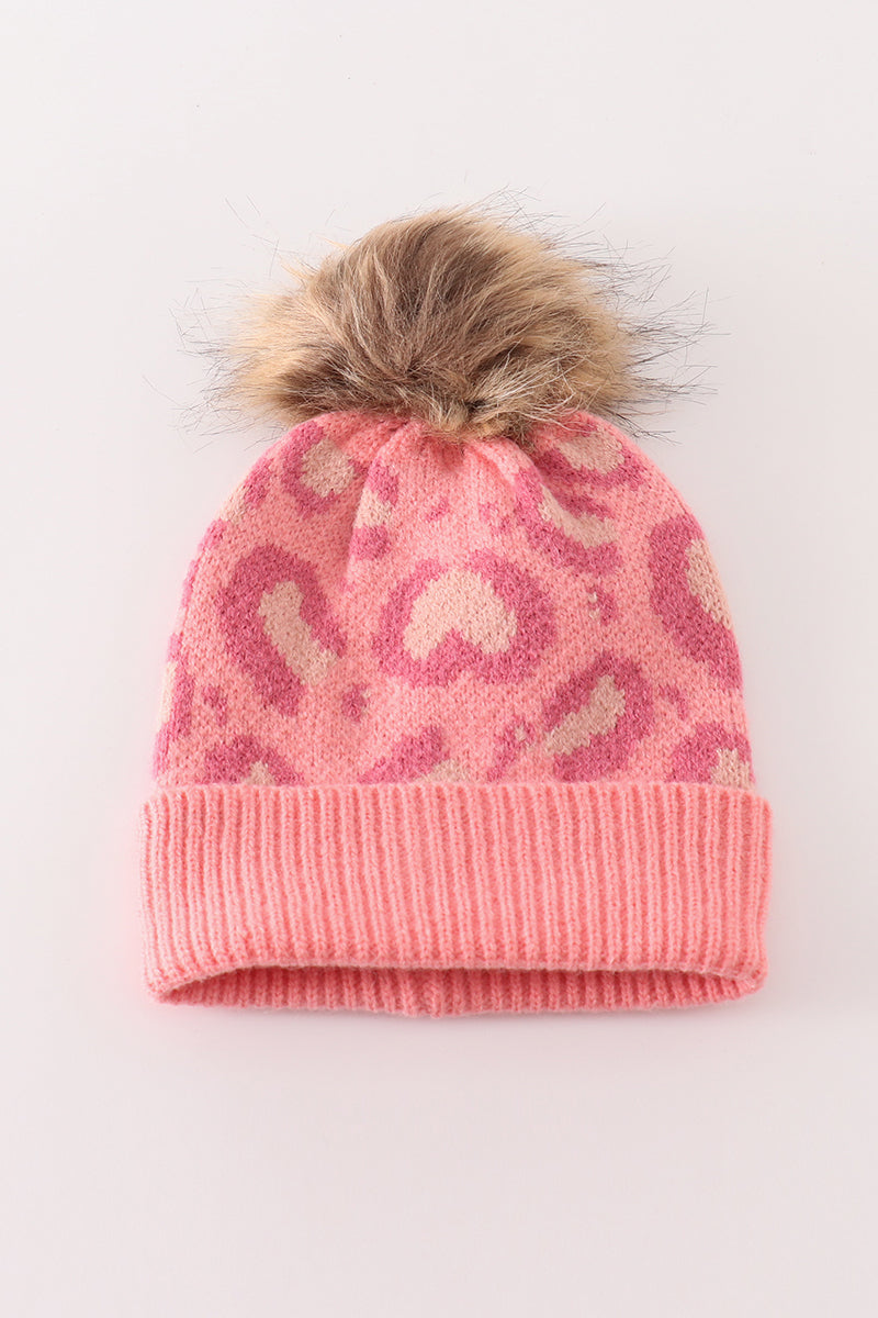 Bonnet à pompon rose, motif léopard, en maille torsadée