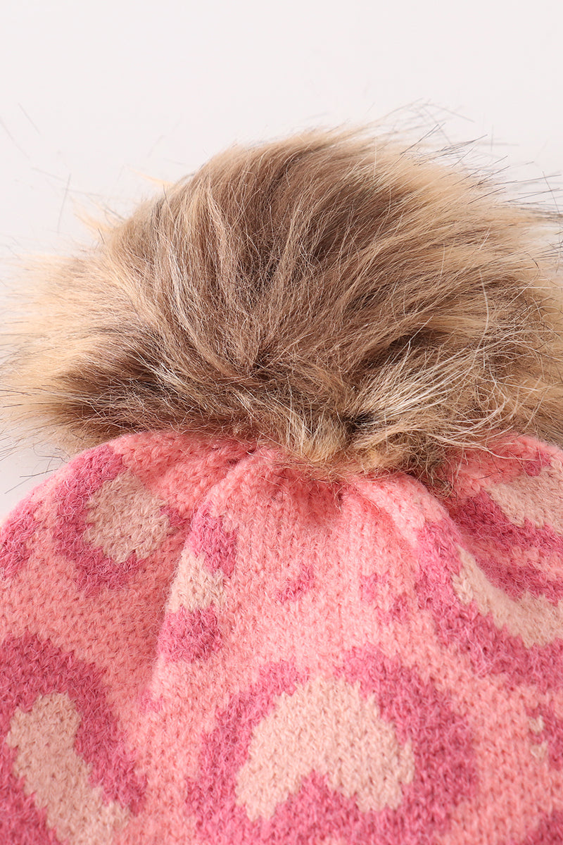 Bonnet à pompon rose, motif léopard, en maille torsadée