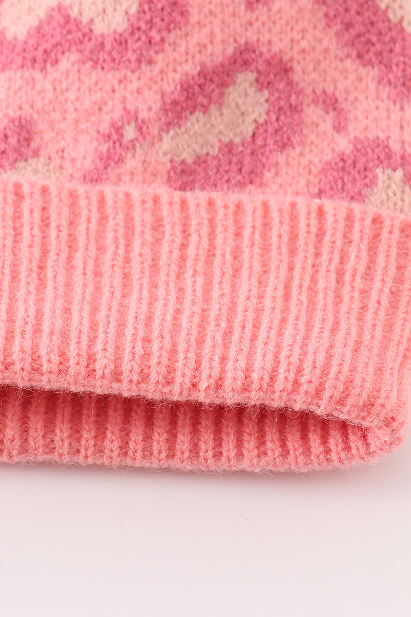 Bonnet à pompon rose, motif léopard, en maille torsadée