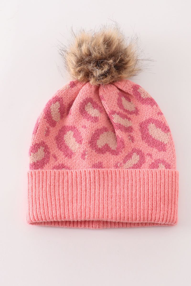 Bonnet à pompon rose, motif léopard, en maille torsadée