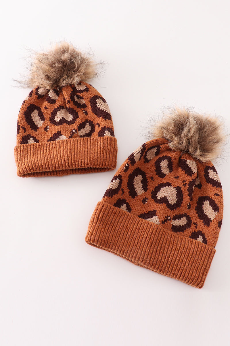 Bonnet en maille torsadée léopard avec pompon marron