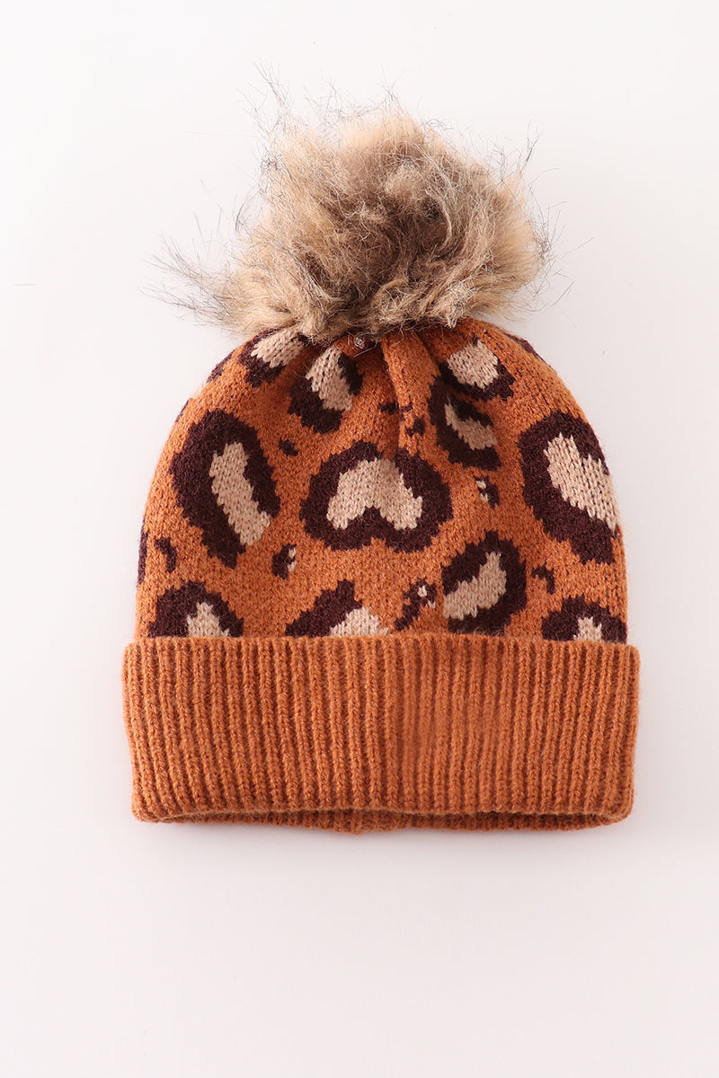 Bonnet en maille torsadée léopard avec pompon marron