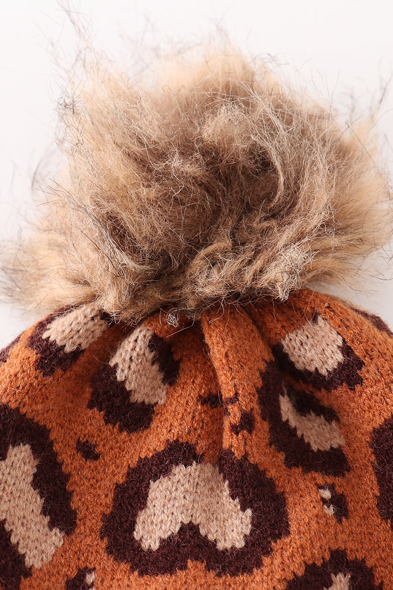 Bonnet en maille torsadée léopard avec pompon marron