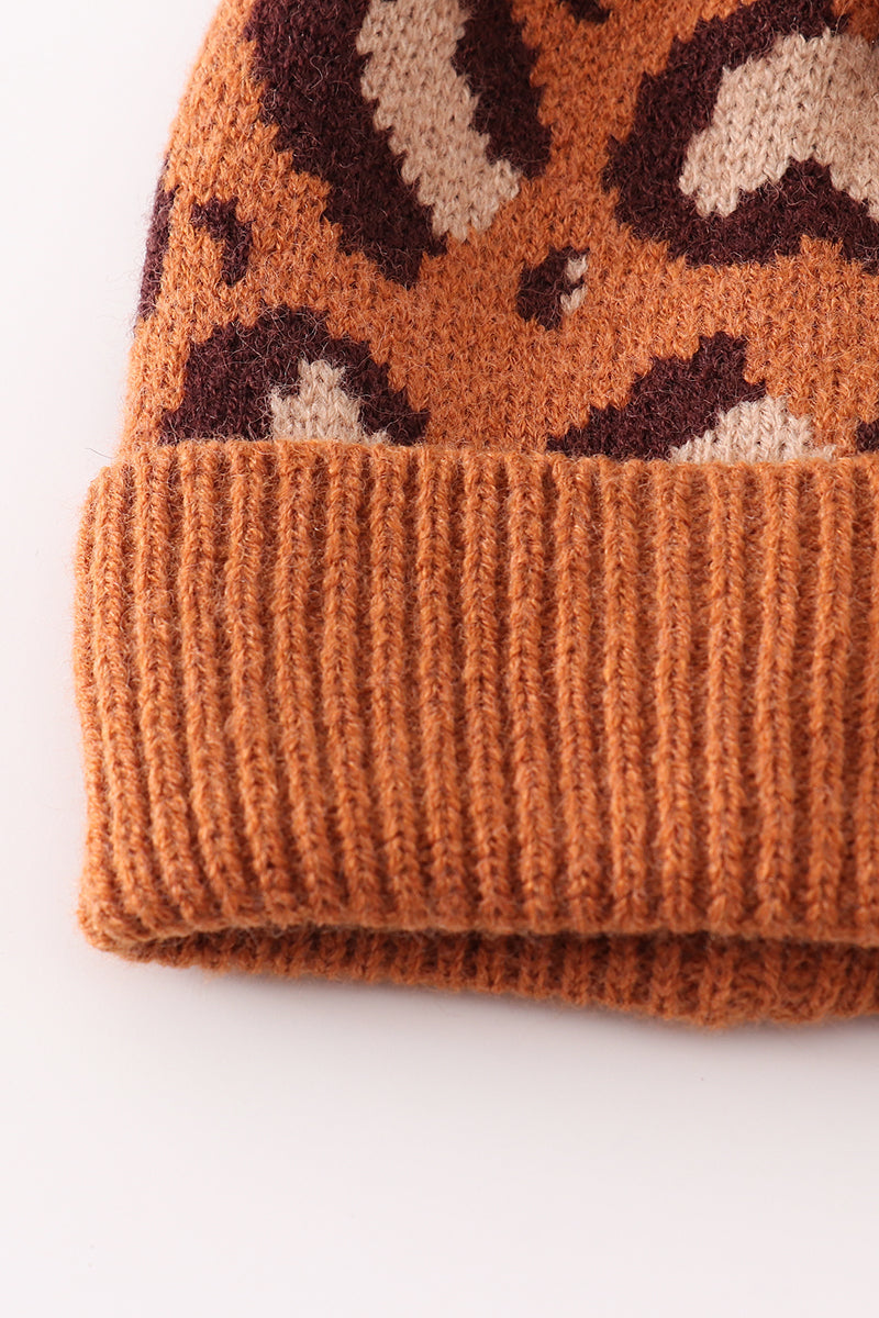 Bonnet en maille torsadée léopard avec pompon marron