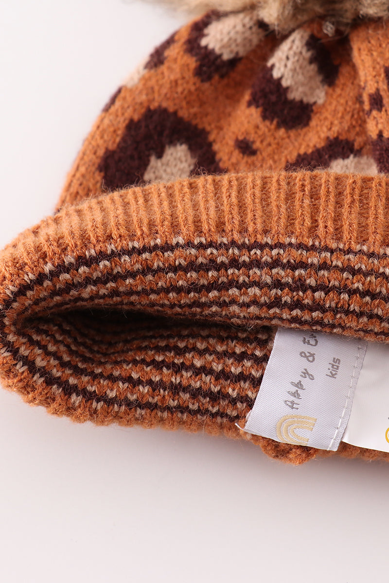 Bonnet en maille torsadée léopard avec pompon marron