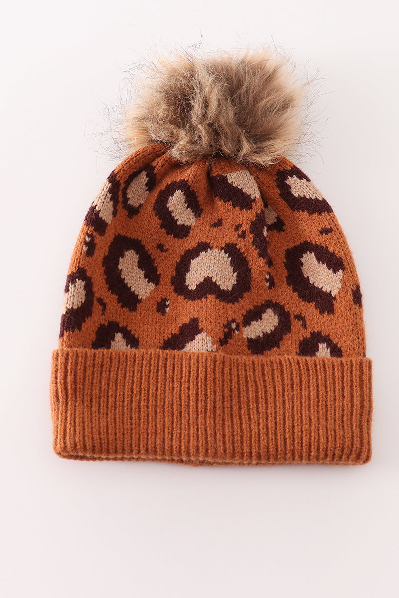 Bonnet en maille torsadée léopard avec pompon marron