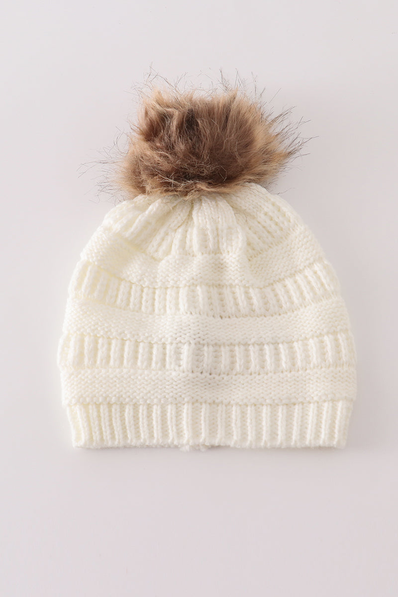 Bonnet torsadé à pompon couleur ivoire