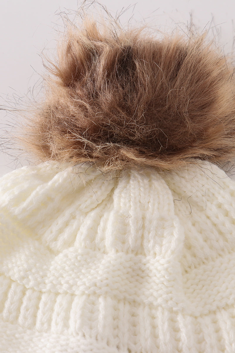 Bonnet torsadé à pompon couleur ivoire