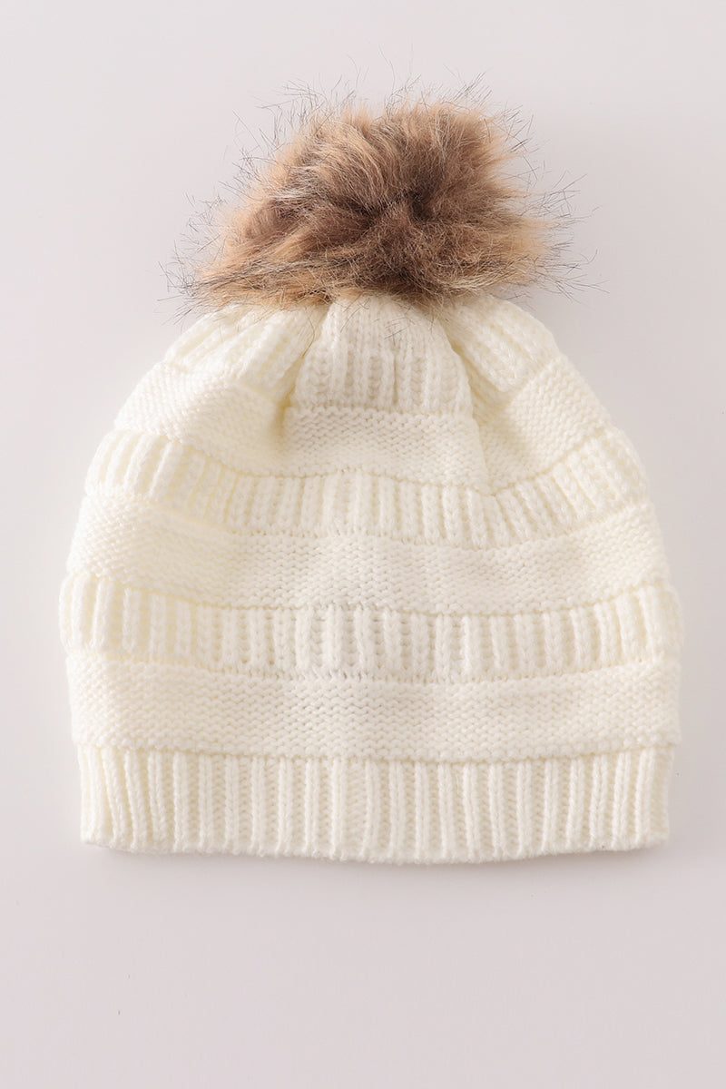 Bonnet torsadé à pompon couleur ivoire