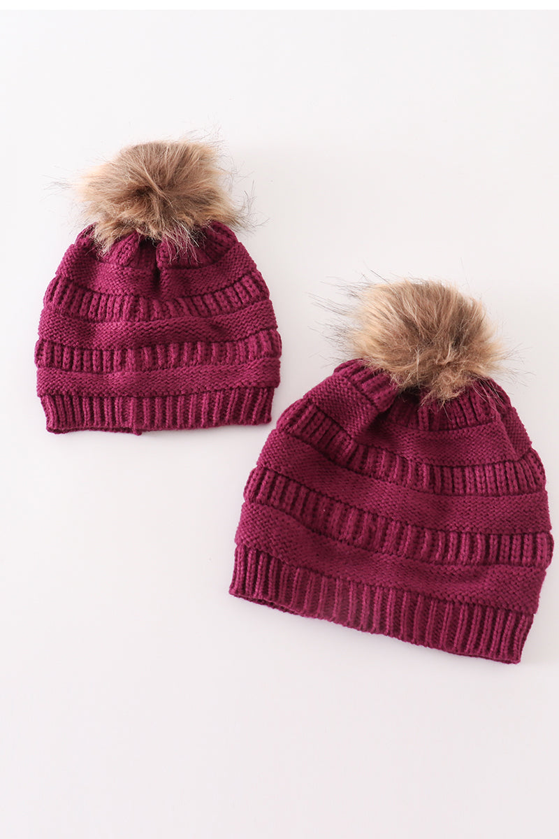 Bonnet à pompon en tricot torsadé violet