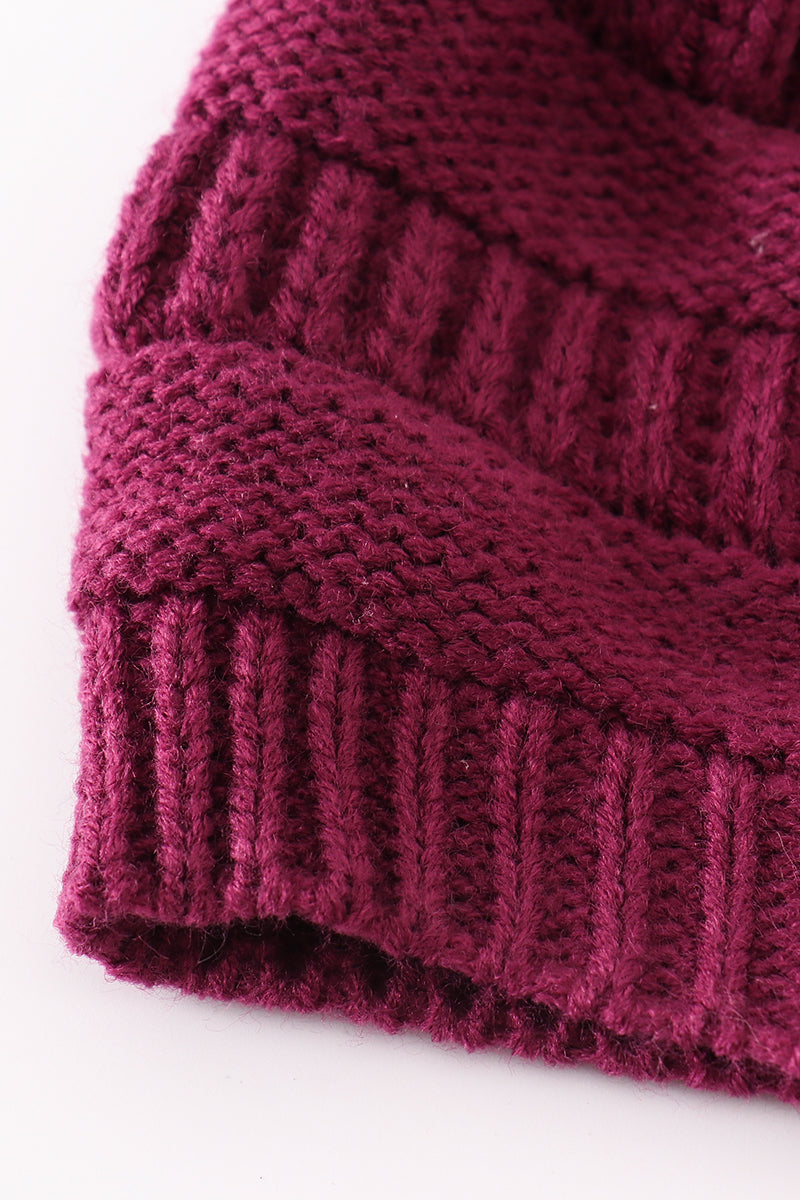 Bonnet à pompon en tricot torsadé violet