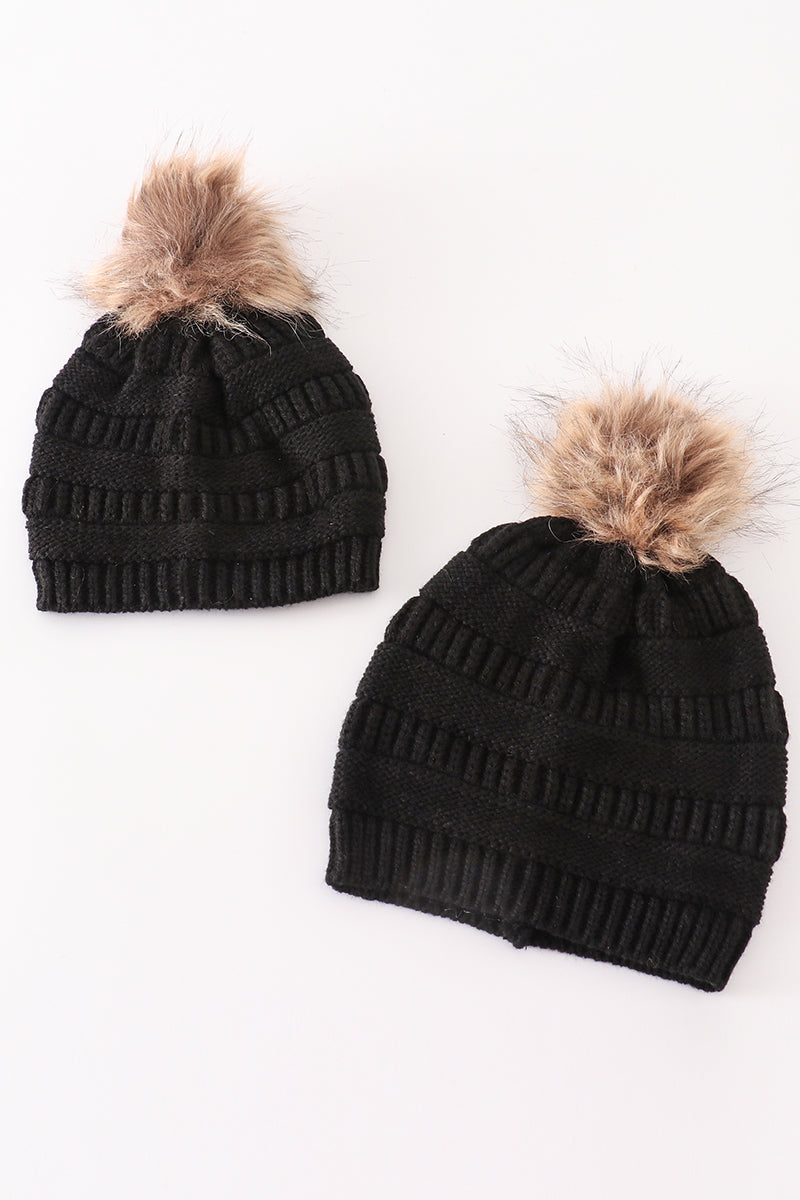 Bonnet à pompon en tricot torsadé noir