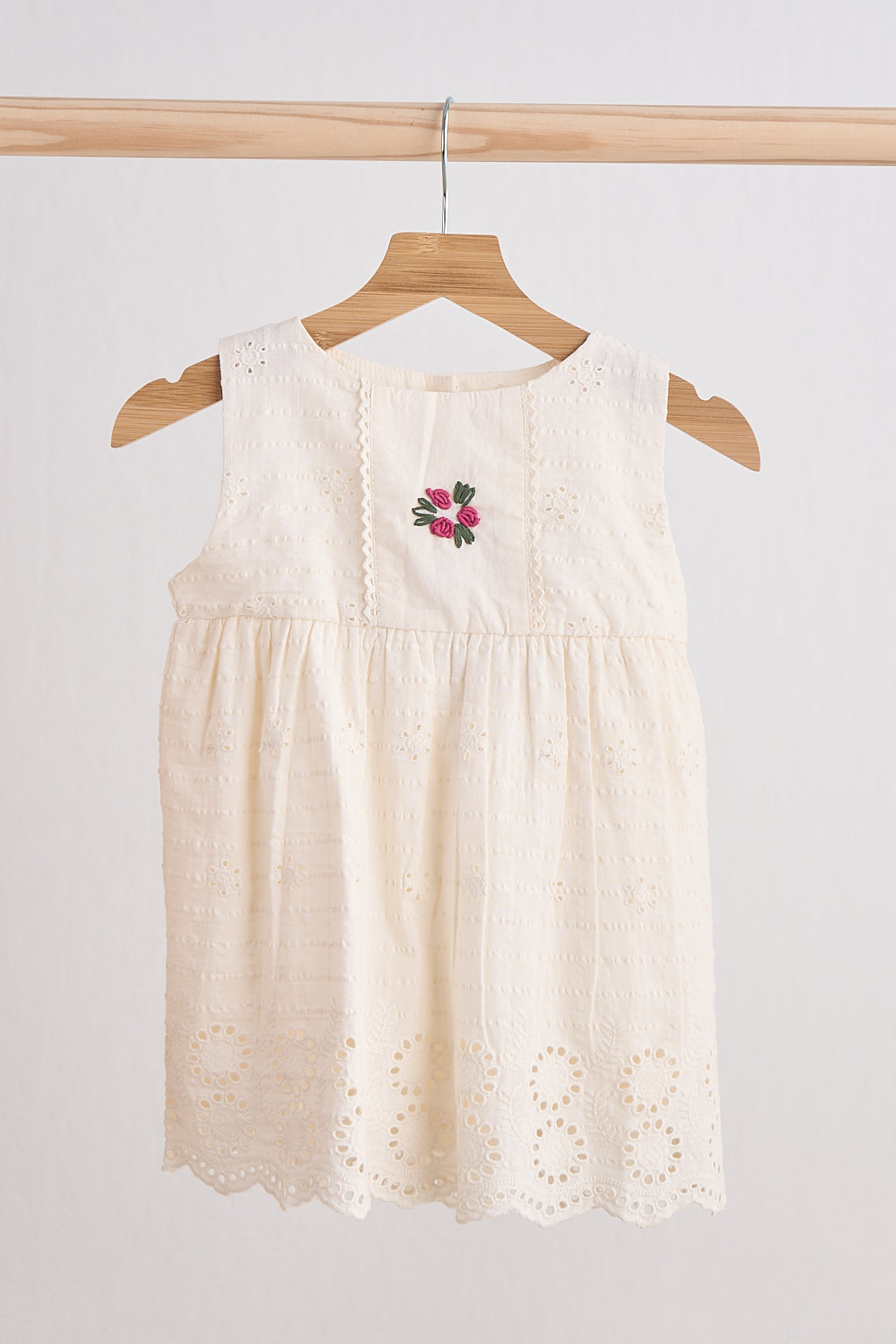 Robe blanche en dentelle brodée à la main