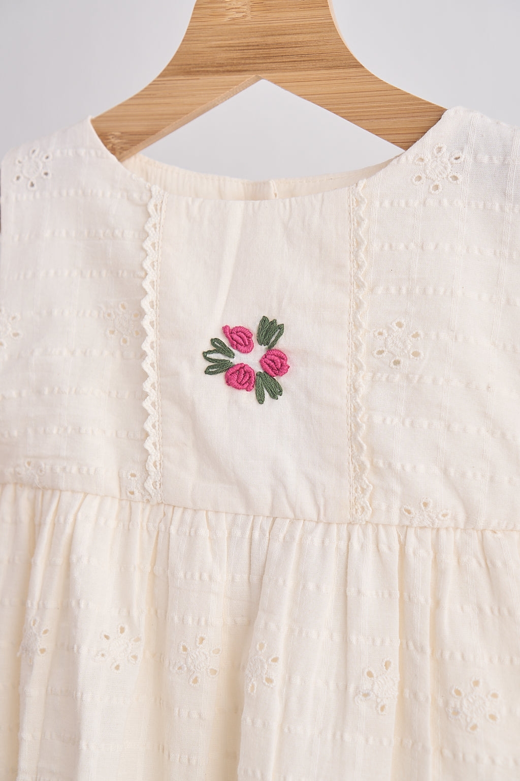 Robe blanche en dentelle brodée à la main