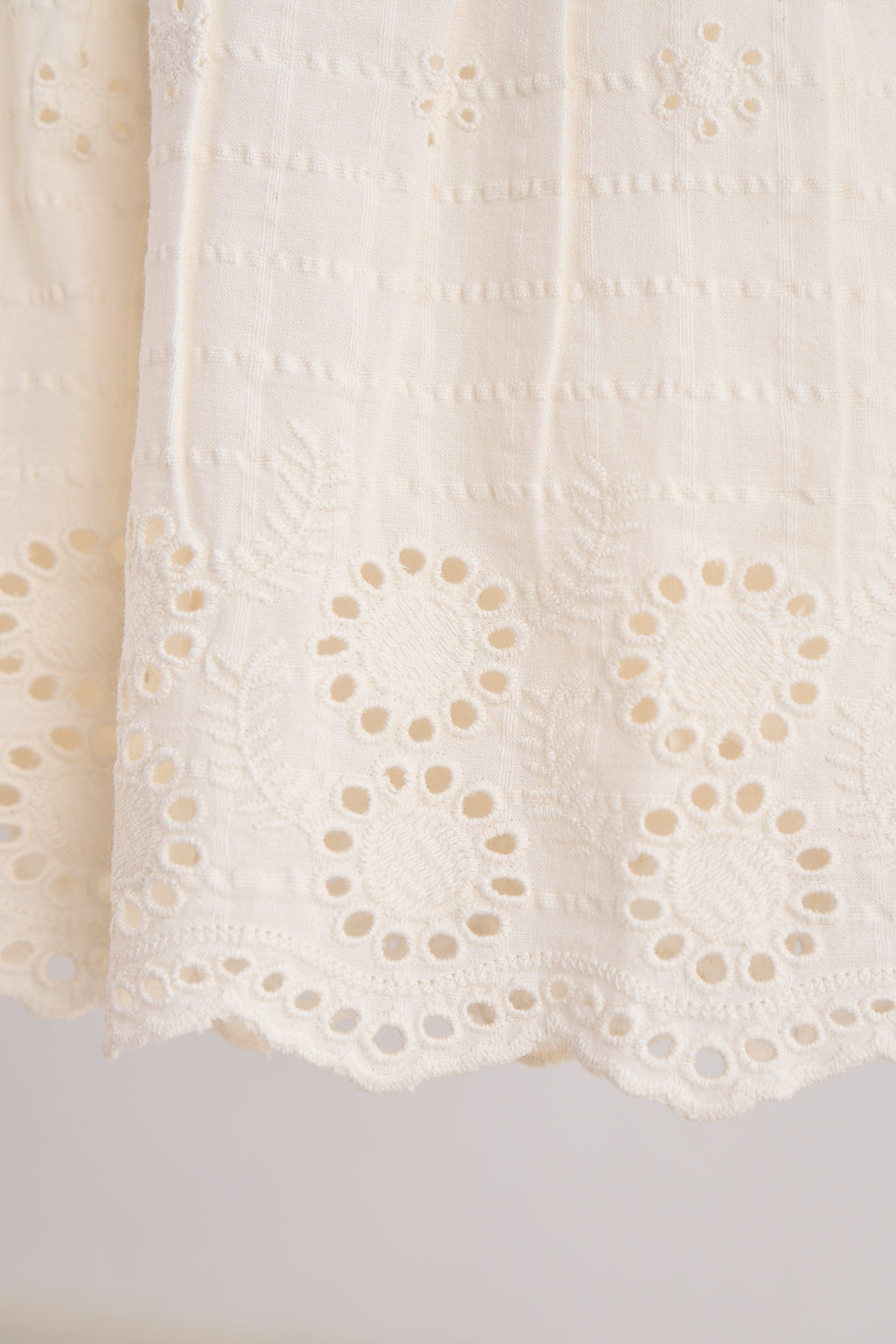 Robe blanche en dentelle brodée à la main