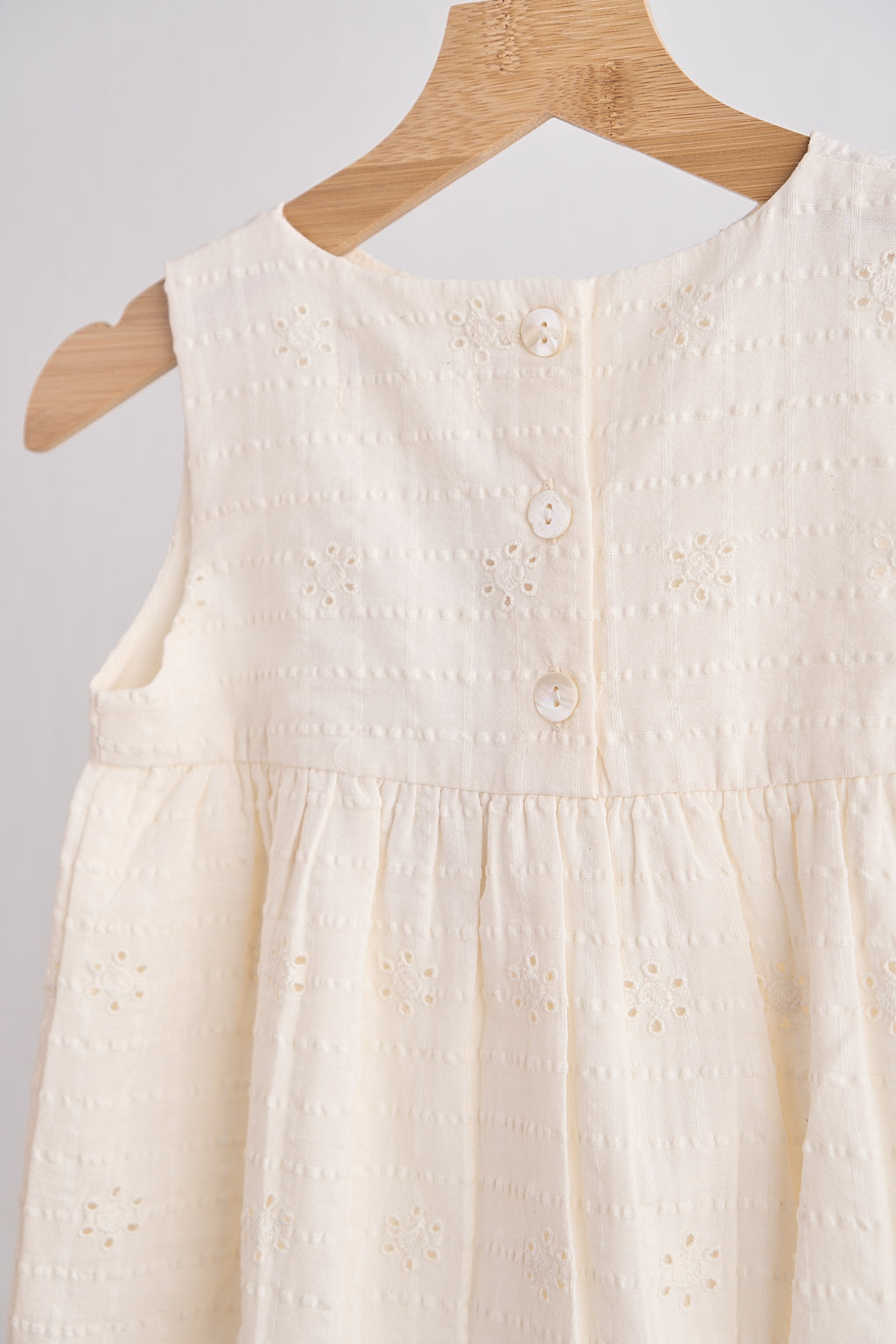 Robe blanche en dentelle brodée à la main
