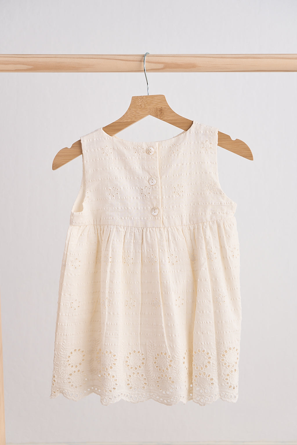 Robe blanche en dentelle brodée à la main