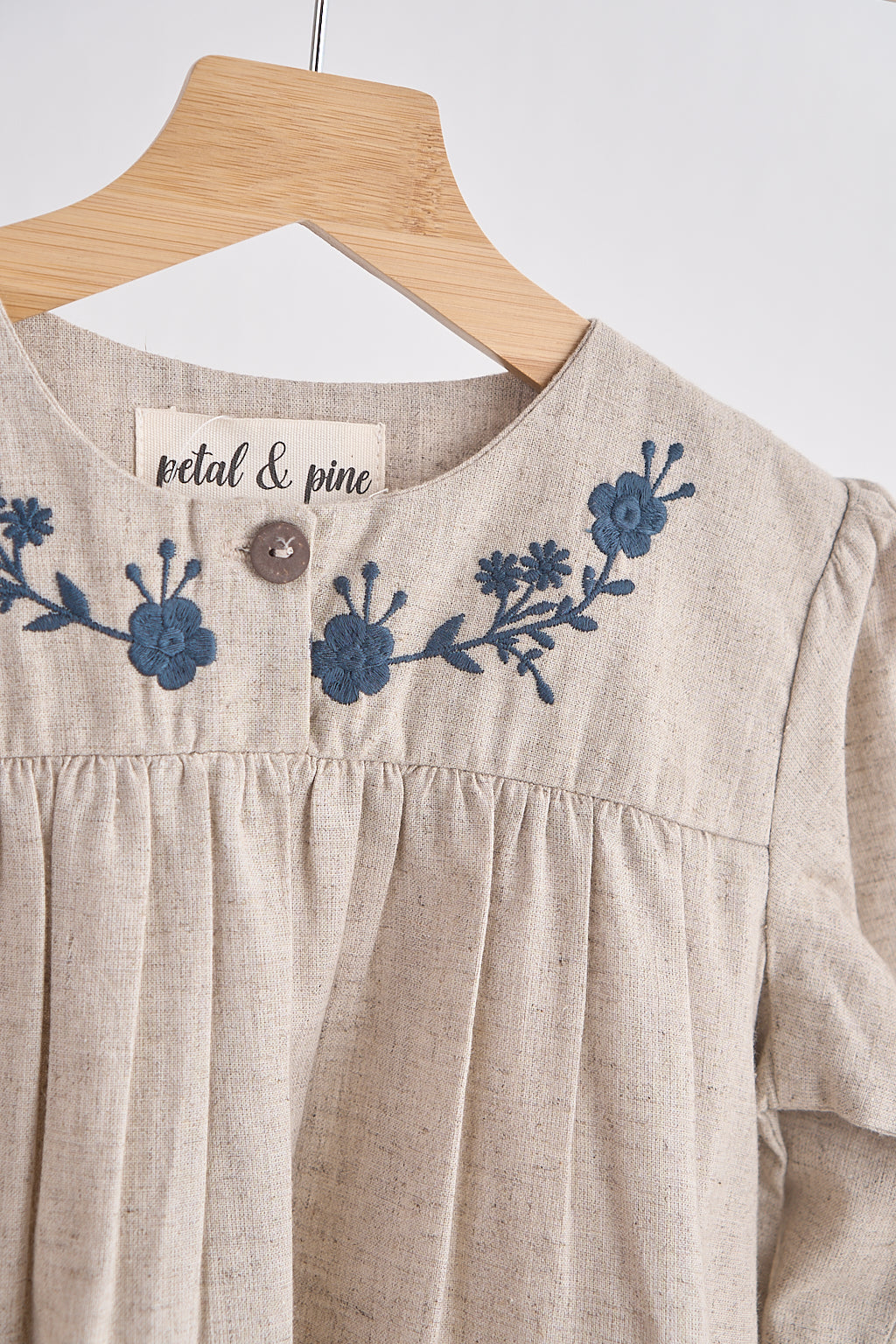 Robe en lin brodée florale grise pour fille