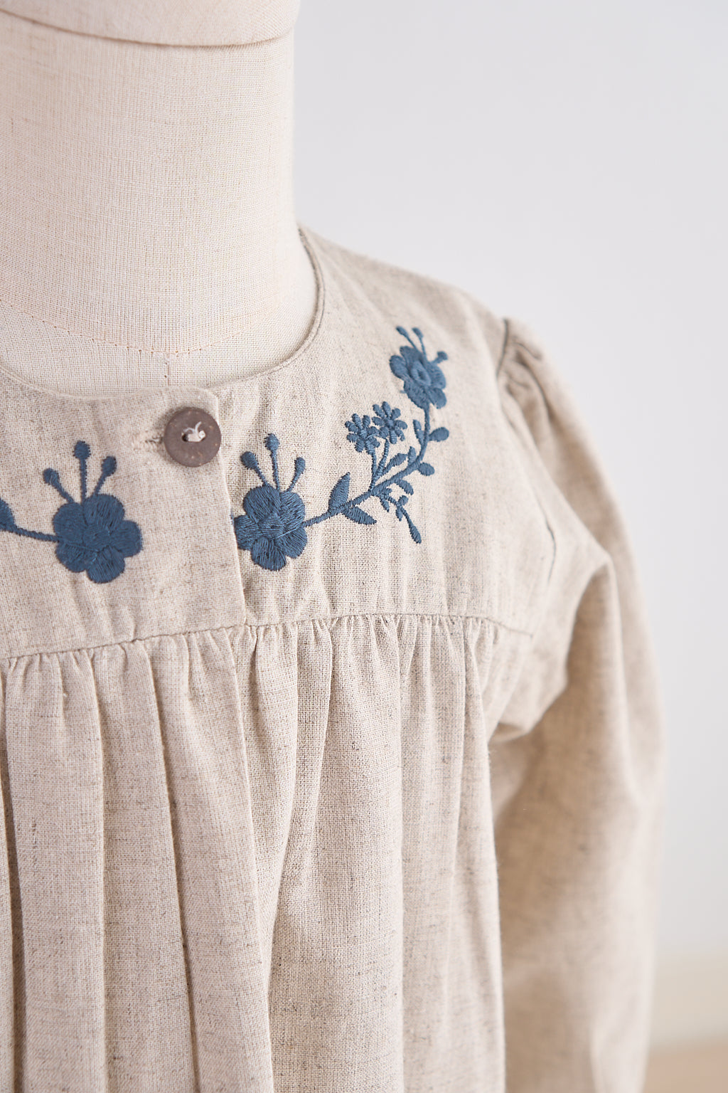 Robe en lin brodée florale grise pour fille