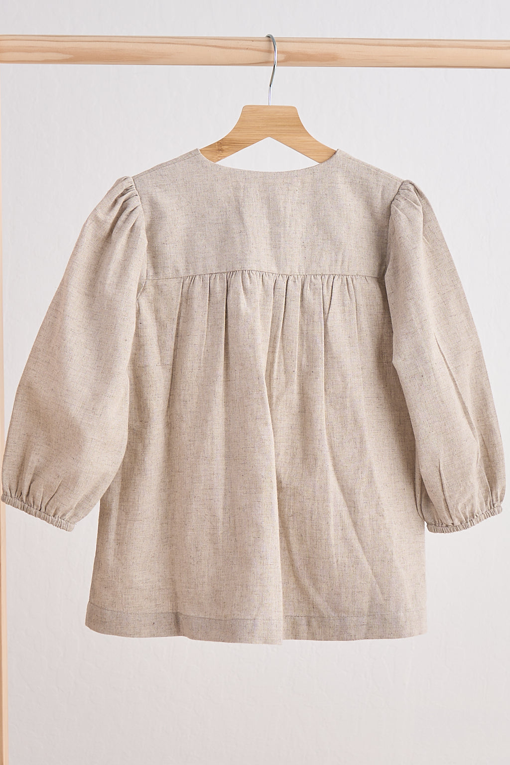 Robe en lin brodée florale grise pour fille