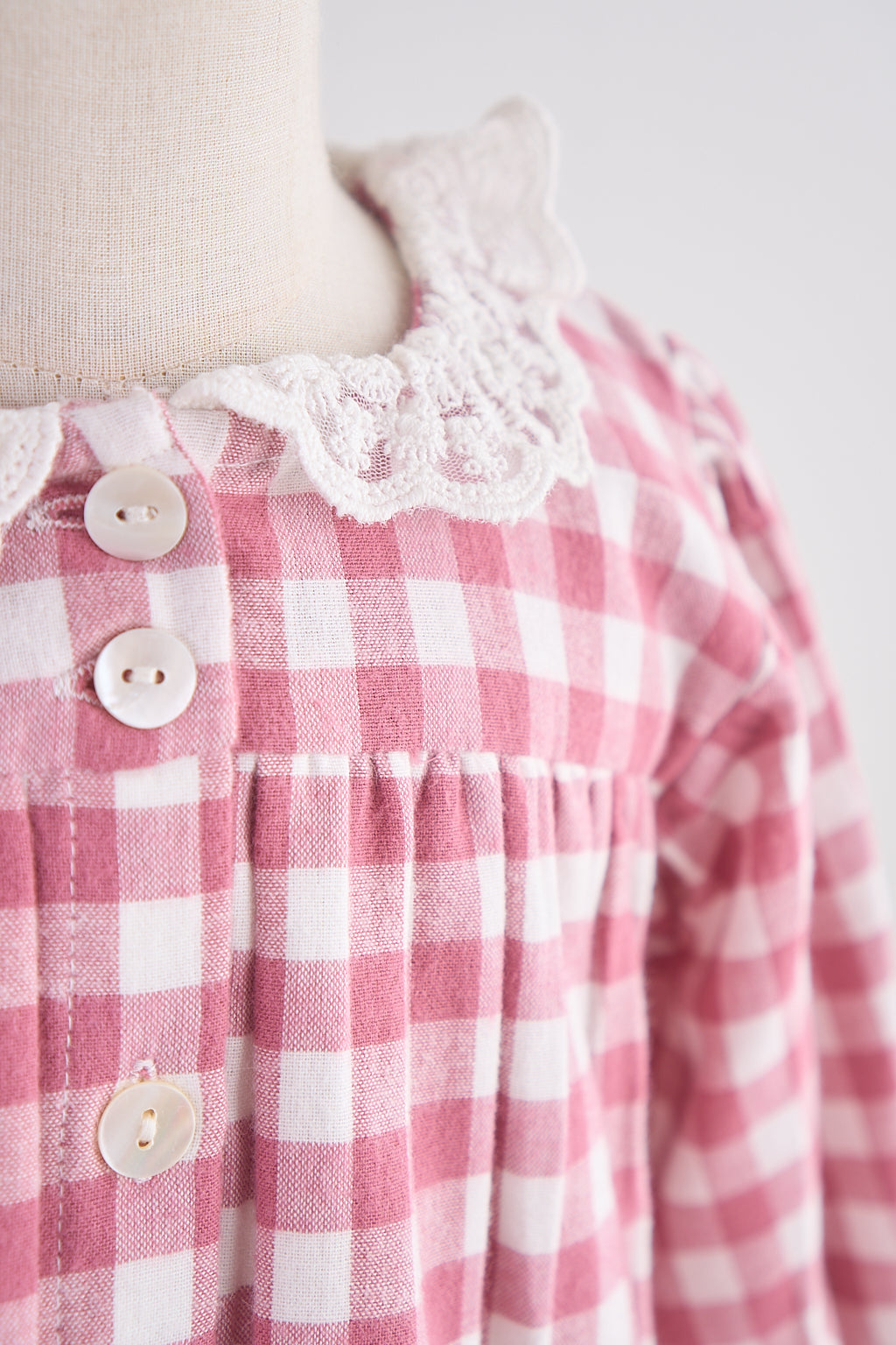 Robe en flanelle de vichy rose avec dentelle