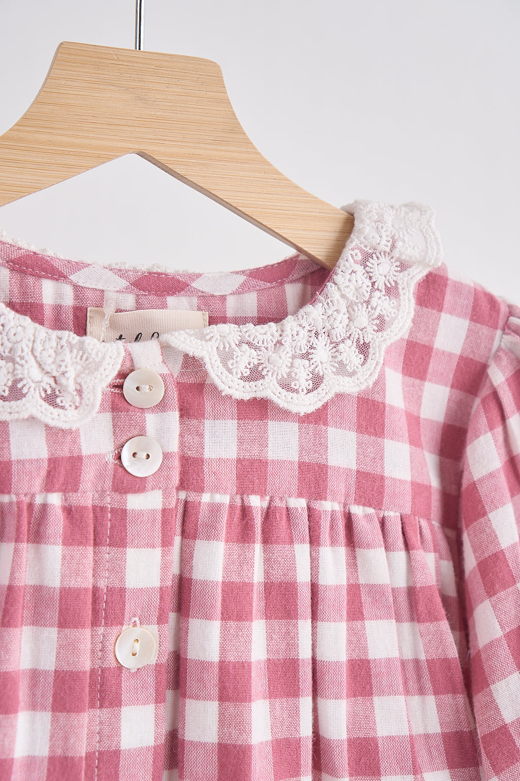 Robe en flanelle de vichy rose avec dentelle