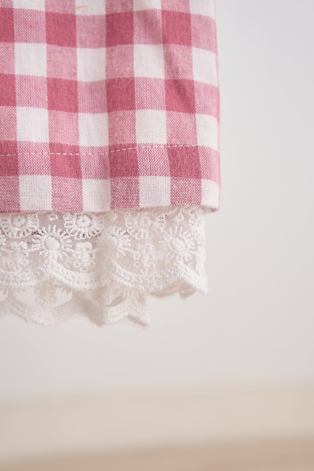 Robe en flanelle de vichy rose avec dentelle