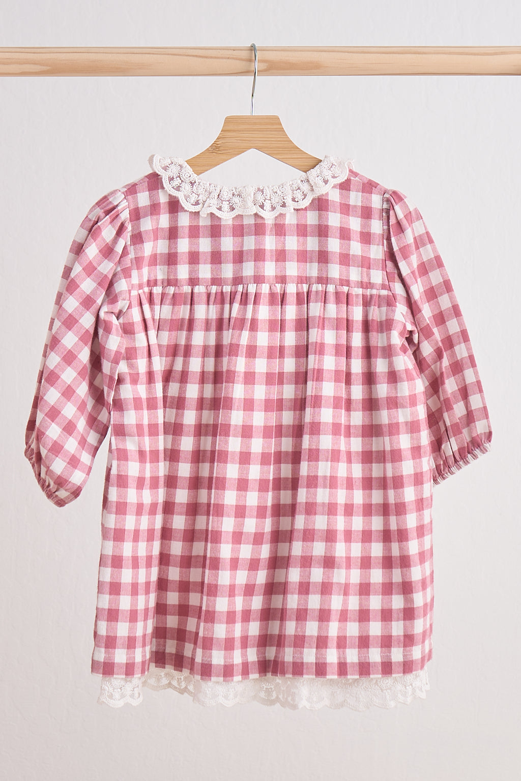 Robe en flanelle de vichy rose avec dentelle