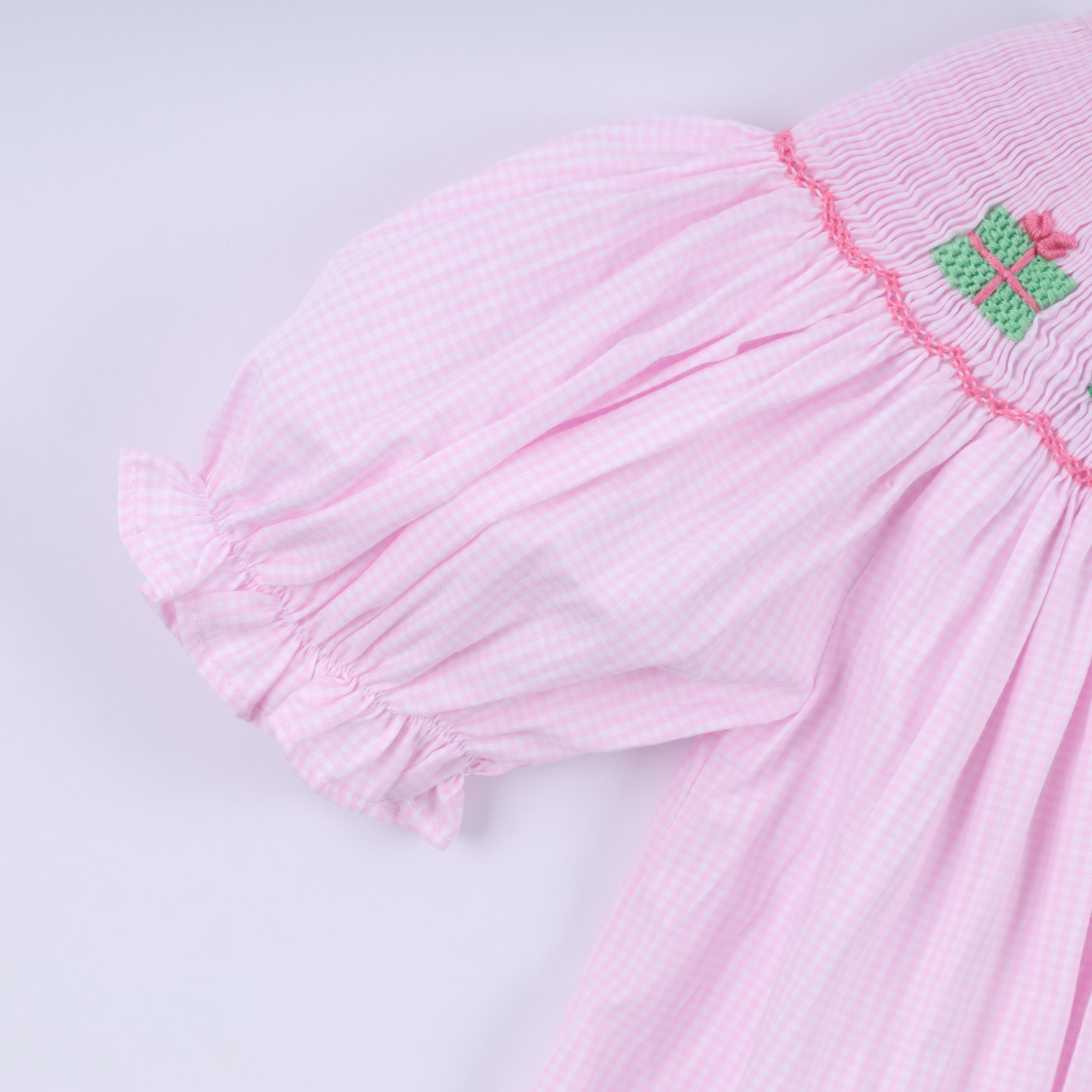 Robe rose à smocks faite main pour Noël