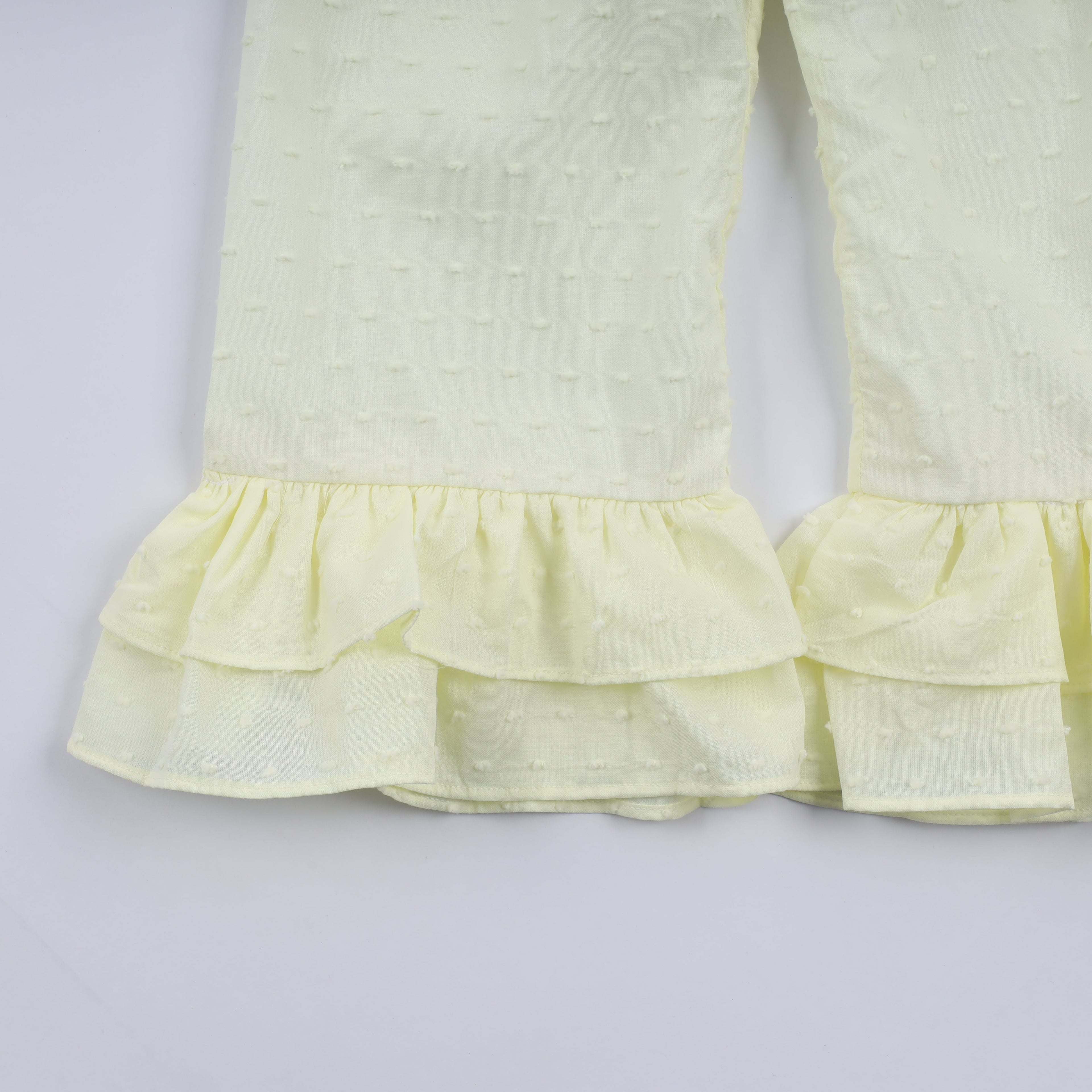 Ensemble pantalon à volants et main smockée en moutarde