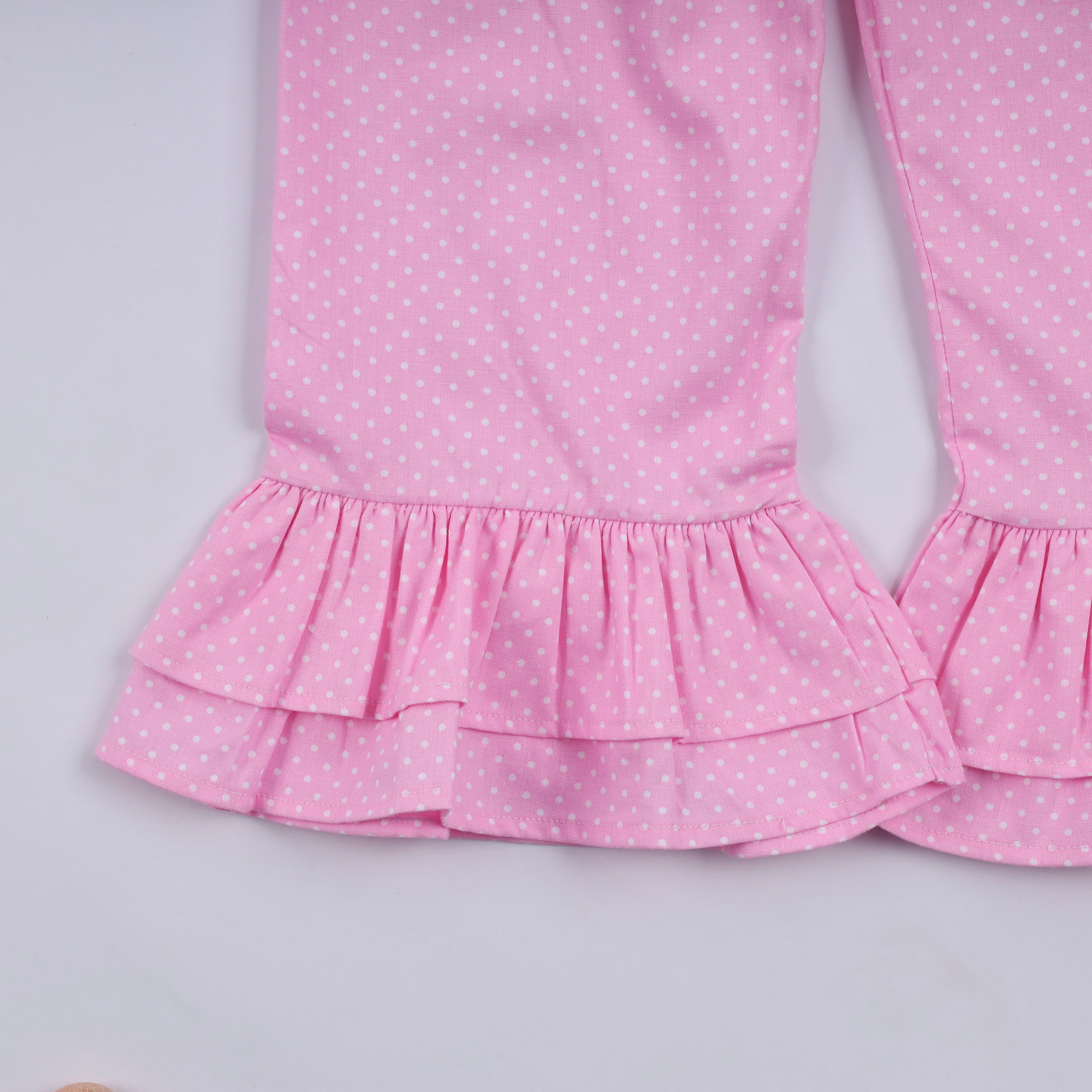 Ensemble pantalon à pois à volants smocké à la main, personnage rose