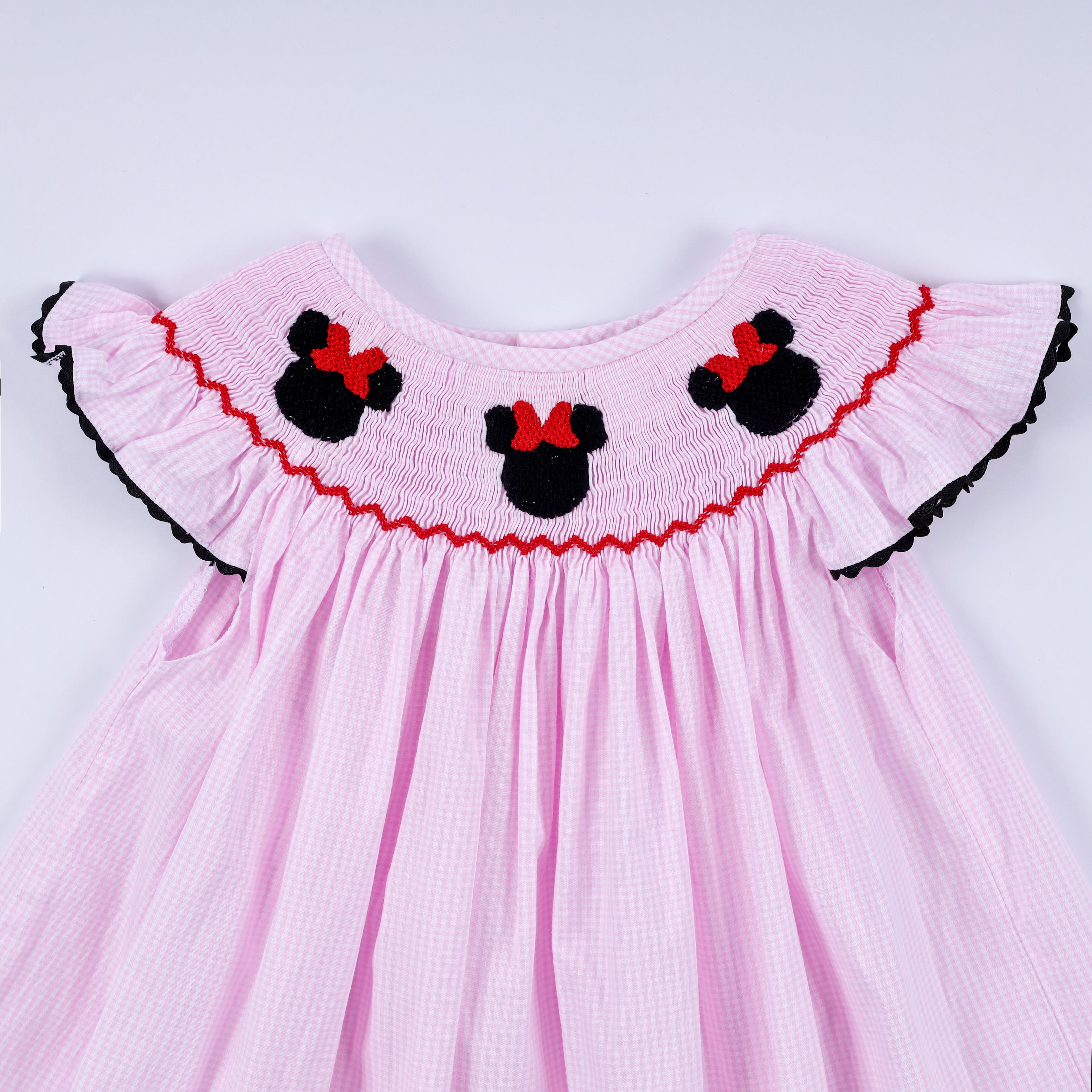 Robe à smocks et volants à carreaux rouge