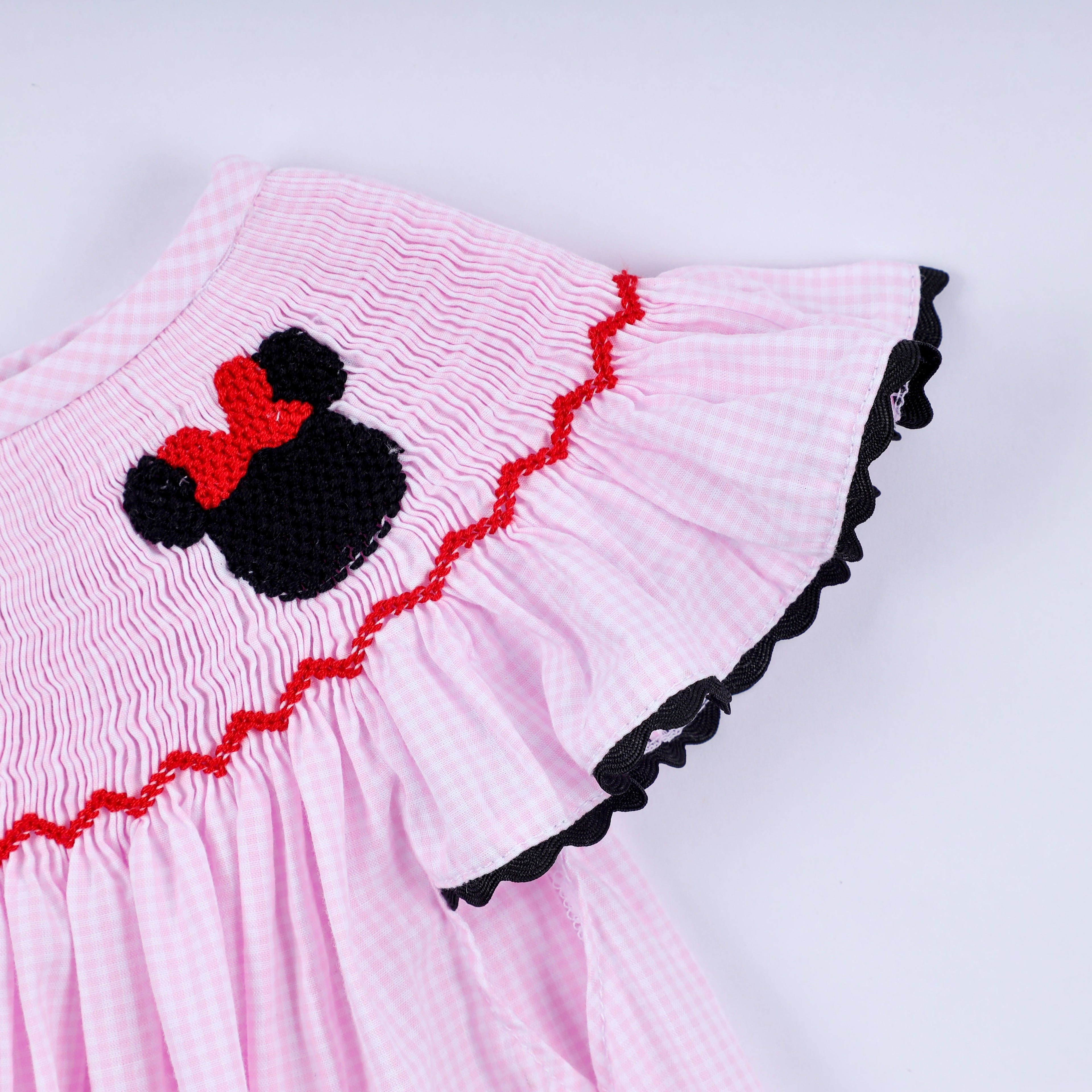 Robe à smocks et volants à carreaux rouge
