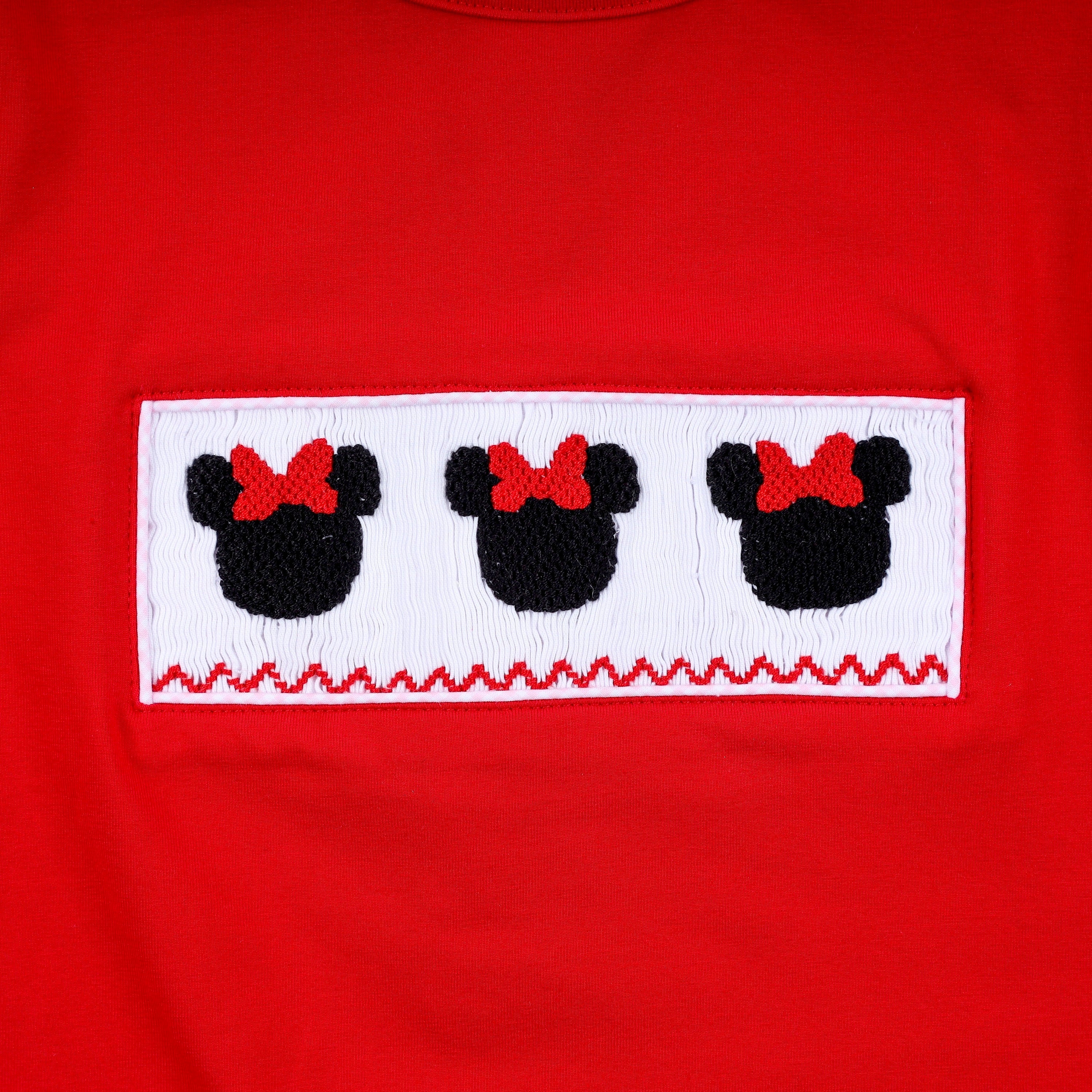 Robe smockée à la main personnage rouge