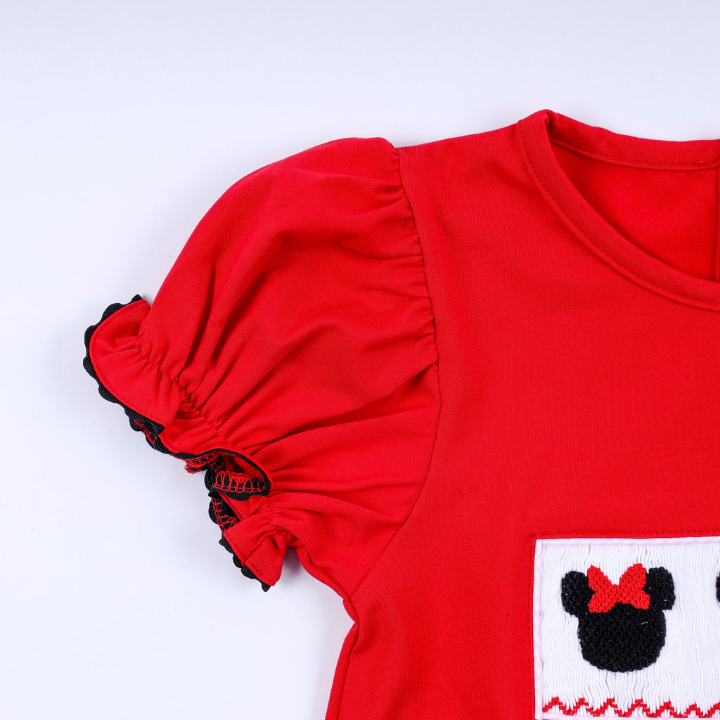 Robe smockée à la main personnage rouge