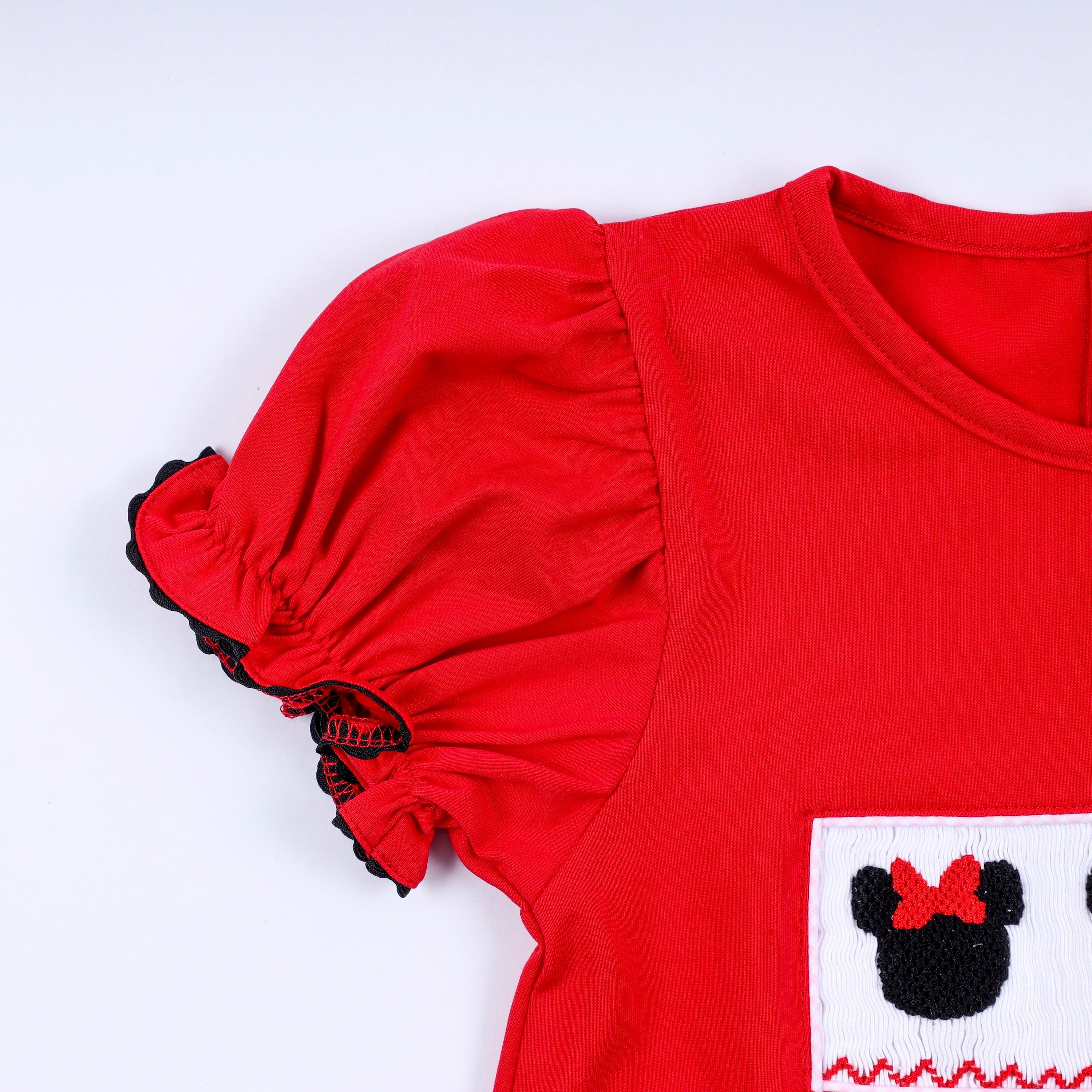 Robe smockée à la main personnage rouge