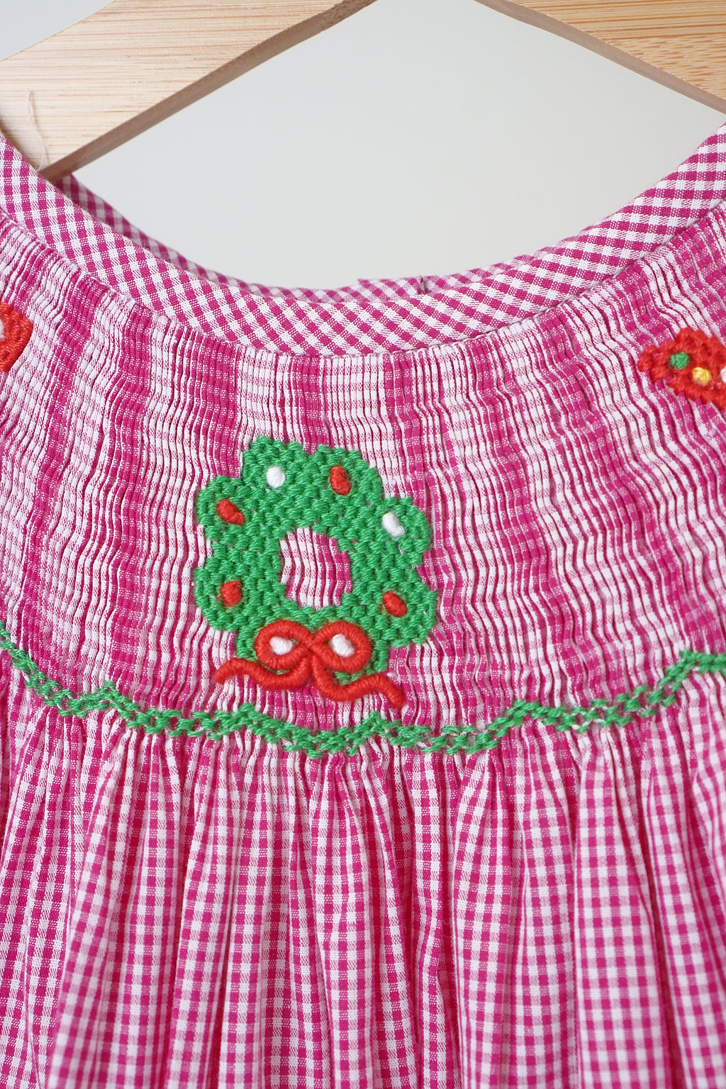 Robe vichy smockée main motif joie de Noël rose