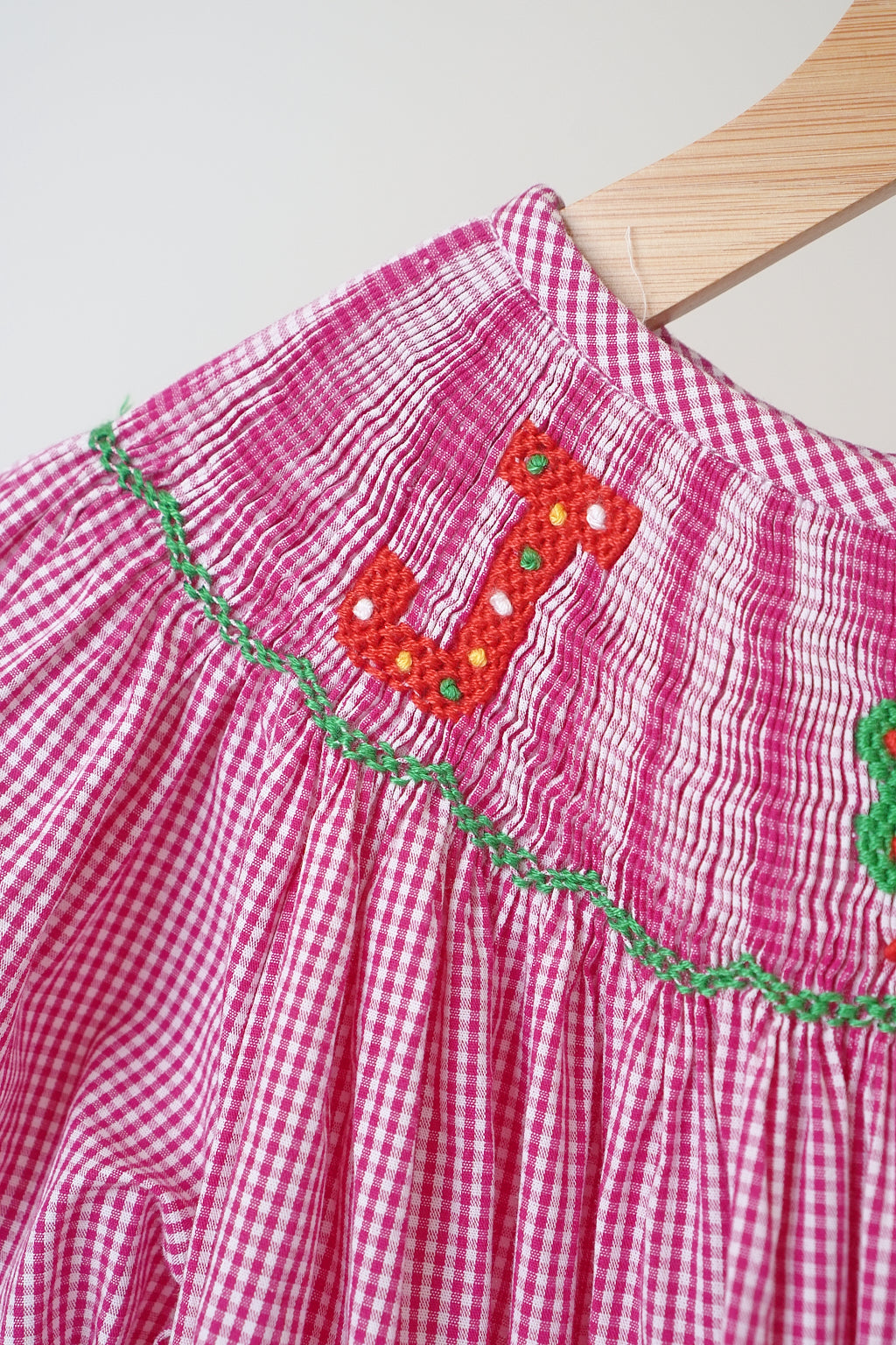 Robe vichy smockée main motif joie de Noël rose