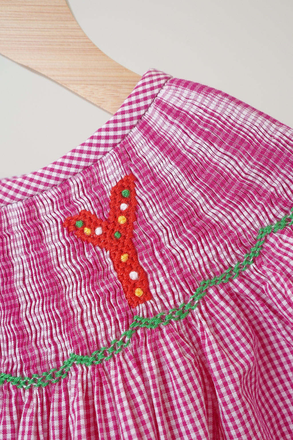 Robe vichy smockée main motif joie de Noël rose