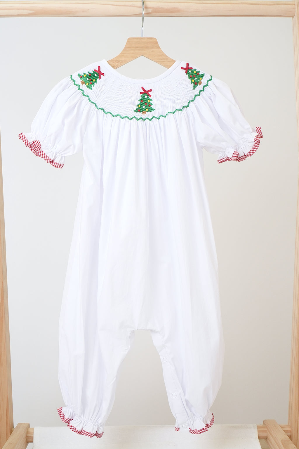 Barboteuse smockée à la main pour fille, motif sapin de Noël blanc
