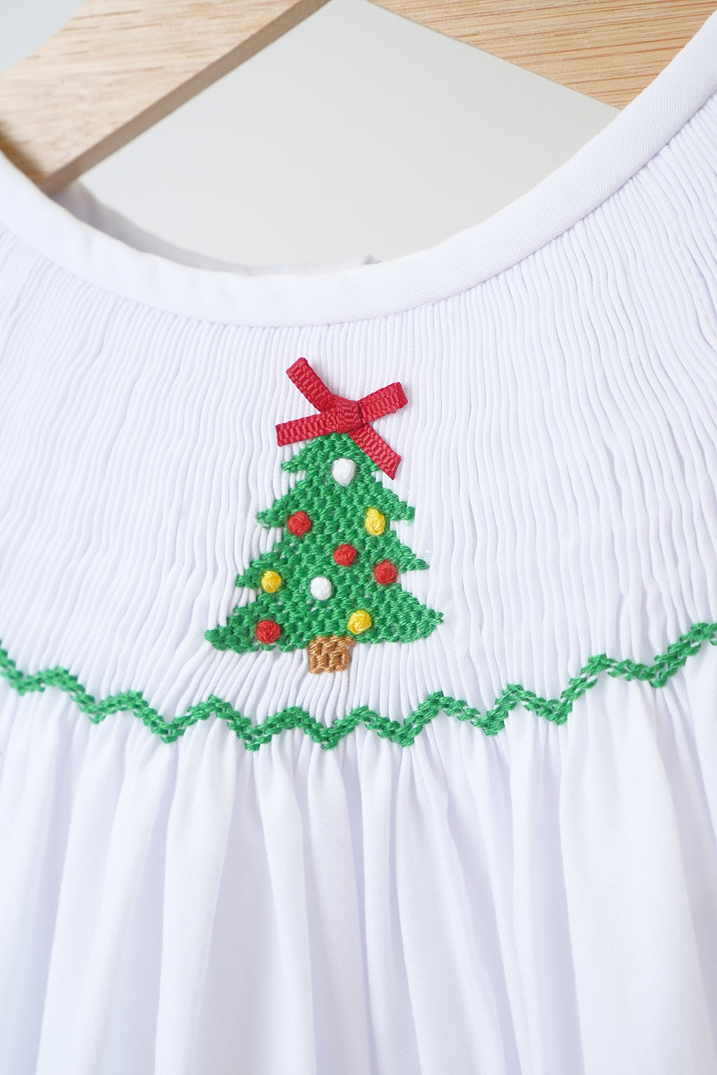 Barboteuse smockée à la main pour fille, motif sapin de Noël blanc